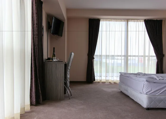 מלון Hotel City 2*