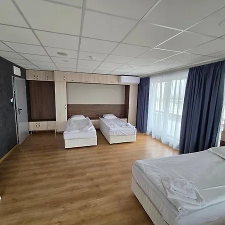 Hotel City מלון